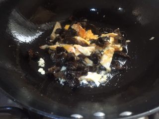 9、厨房挑战～素菜～鸡蛋木耳炒青瓜,炒均匀。