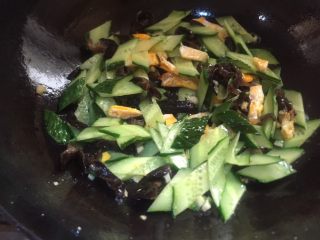 11、厨房挑战～素菜～鸡蛋木耳炒青瓜,放入黄瓜炒均匀。