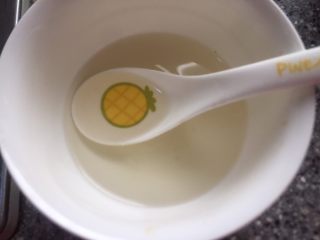 12、厨房挑战～素菜～鸡蛋木耳炒青瓜,碗里加水，红薯粉，鸡粉，米醋，白糖调味。