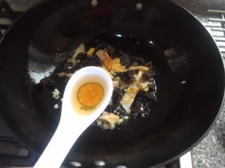 10、厨房挑战～素菜～鸡蛋木耳炒青瓜,加入适量的料酒。