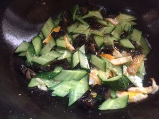 13、厨房挑战～素菜～鸡蛋木耳炒青瓜,把调好的汁倒入锅中，大火均就可以了。