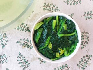 7、大力水手的最爱-炝拌菠菜,为了好看一些 请找一个深一点的碗 将挤好水分的菠菜紧紧按压