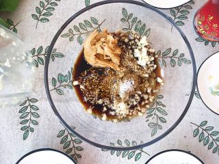 10、大力水手的最爱-炝拌菠菜,依次加入生抽 白芝麻 花生酱 白砂糖 香油（因为生抽和花生酱以及焯烫的时候都有盐分 这边就不放啦）