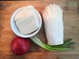 1、番茄金针菇汤,先准备好，番茄，金针菇，豆腐，小葱