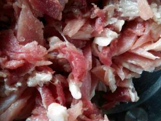 1、四川滑肉,把瘦肉切成丝