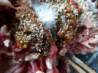 3、四川滑肉,把肉放入盆里，倒入适量的盐，味精，花椒面，酱油