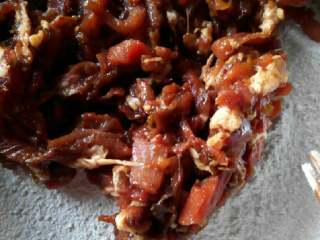 5、四川滑肉,把红薯粉倒入盆里，把腌制好的肉丝放入盆里