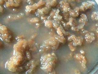 9、四川滑肉,锅里放入适量的水烧开，用勺子把调好的红薯粉挖到锅里面，煮熟即可 