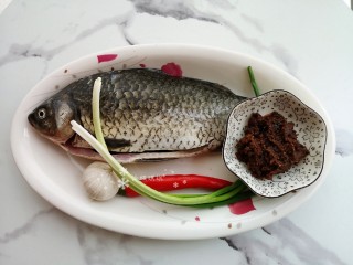 1、酱焖鲫鱼,准备食材。