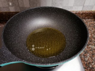 5、酱焖鲫鱼,热锅倒油烧至五成热。