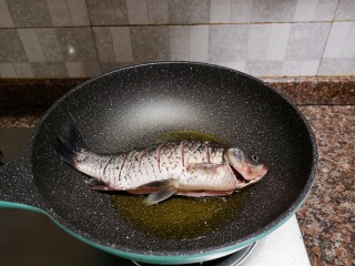 6、酱焖鲫鱼,放入鱼煎一会儿。（能看到鱼肉变白）