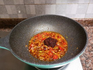 10、酱焖鲫鱼,放入牛肉酱翻炒均匀。