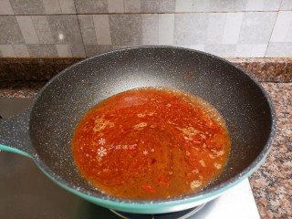 11、酱焖鲫鱼,倒入两大碗水烧开。（水量多少依据鱼大小，能将鱼淹没最好）