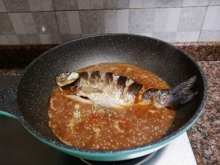 12、酱焖鲫鱼,放入鲫鱼大火煮开。