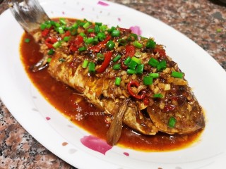 15、酱焖鲫鱼,最后撒上葱花，焖鱼就做好啦！
