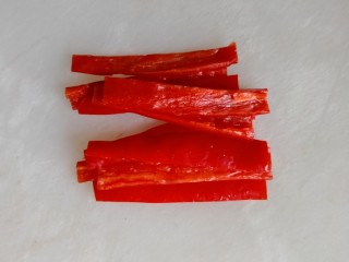 1、蒜苗炒腊肉,红椒切条