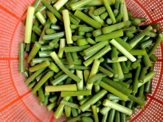 3、蒜苗炒腊肉,蒜苗切段，洗干净。