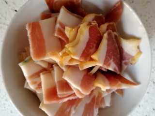 4、蒜苗炒腊肉,腊肉切薄片。装盘备用。