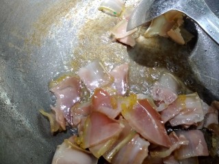 7、蒜苗炒腊肉,煸的腊肉微微一卷。