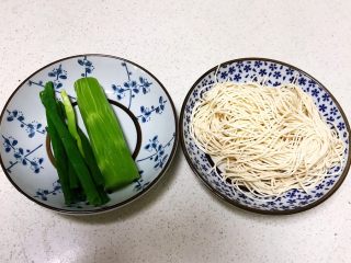 1、清汤莴笋素面,准备食材：莴笋削皮，香葱叶，细切面