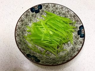2、清汤莴笋素面,把莴笋切成丝