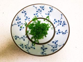 3、清汤莴笋素面,香葱叶切成末