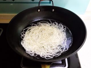 11、清汤莴笋素面,水开后放入面条，开锅后煮3分钟即可