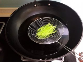 10、清汤莴笋素面,把莴笋丝放入开水里烫5秒钟，捞出去沥干水份