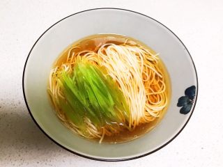 13、清汤莴笋素面,加入焯好的莴笋丝