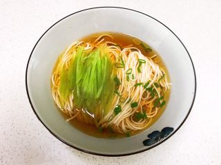14、清汤莴笋素面,撒上香葱末，清汤莴笋素面就做好了