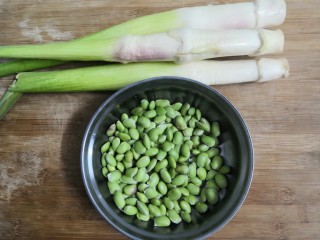 1、糖醋茭白豆仔,准备好食材