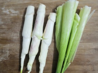 2、糖醋茭白豆仔,把茭白的外皮剥去