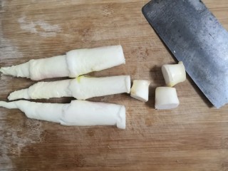 3、糖醋茭白豆仔,把茭白的老根，切掉
