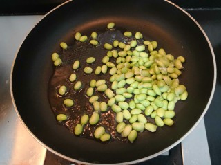 7、糖醋茭白豆仔,倒入豆仔