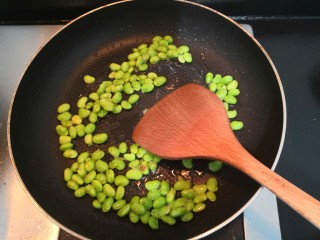 8、糖醋茭白豆仔,把豆仔，翻炒均匀