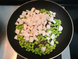 9、糖醋茭白豆仔,豆仔翻炒1分钟，倒入茭白