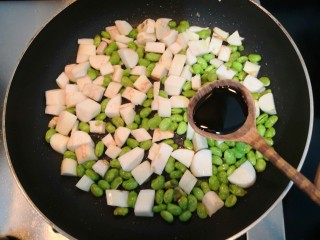 11、糖醋茭白豆仔,放入老抽