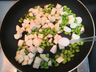 10、糖醋茭白豆仔,再次翻炒均匀后，放入盐