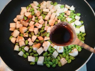 12、糖醋茭白豆仔,放入醋