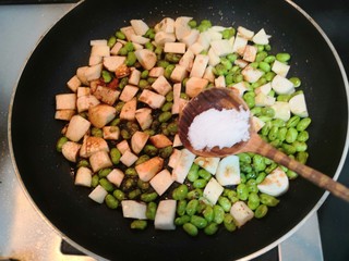 13、糖醋茭白豆仔,放入糖