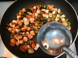 14、糖醋茭白豆仔,放入水