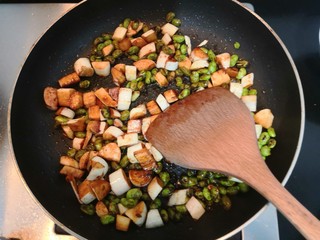 15、糖醋茭白豆仔,翻炒均匀，大火烧煮