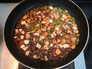 16、糖醋茭白豆仔,烧煮至汤汁浓稠，即可盛出