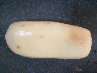 2、醋溜藕片,将莲藕削皮洗净