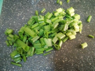 7、醋溜藕片,切适量葱花