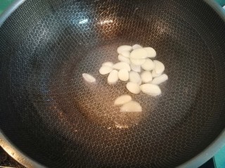 10、醋溜藕片,接着放入蒜片炒出香味