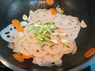 13、醋溜藕片,接着加入葱白