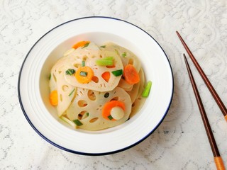 17、醋溜藕片,出锅装盘