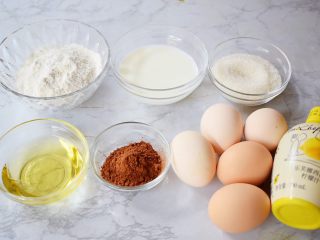 1、7寸中空双色戚风蛋糕,准备好材料 