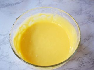 6、7寸中空双色戚风蛋糕,拌匀的蛋黄糊